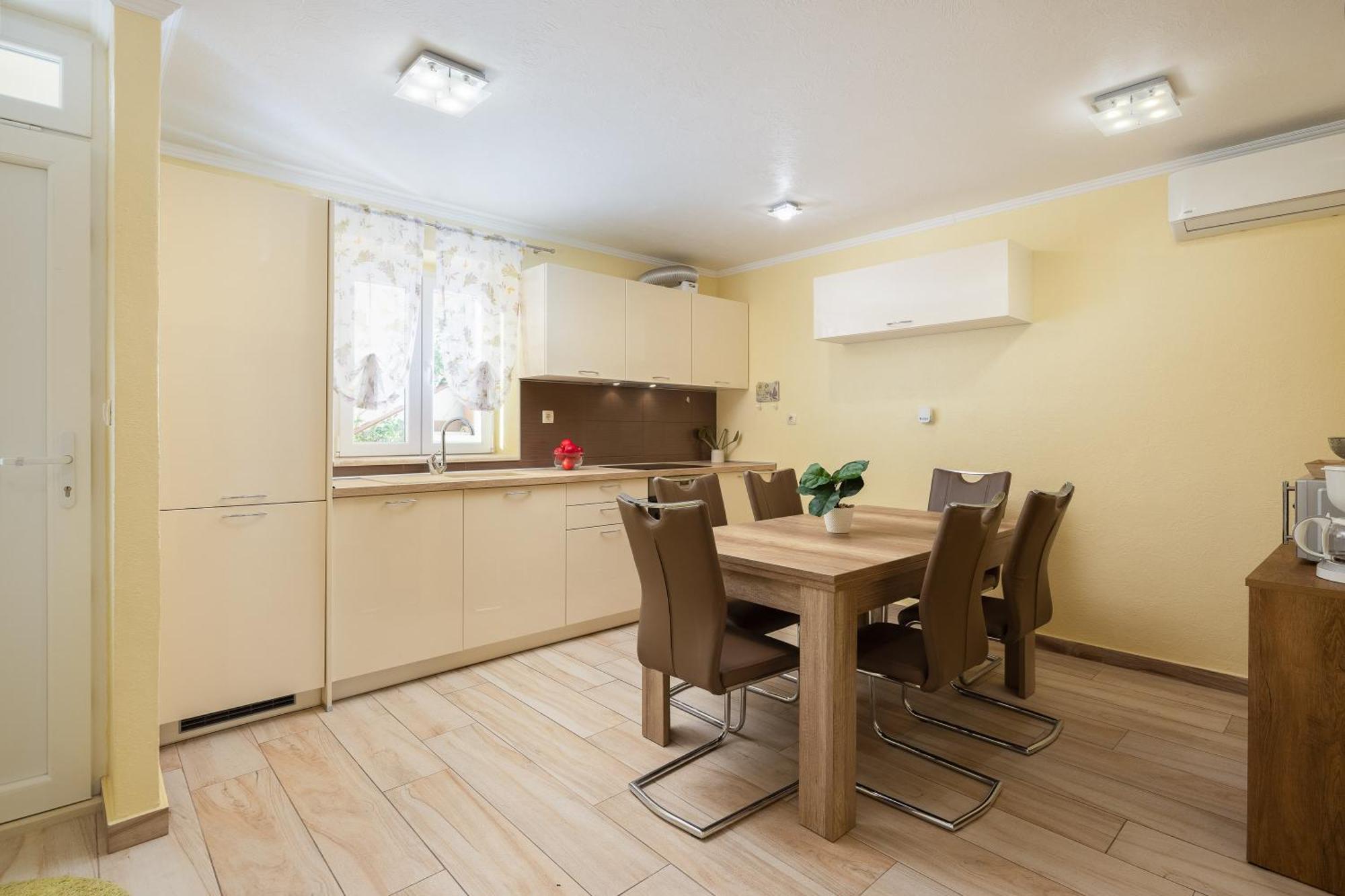 Perla Apartment - 2 Min To The Beach & Free Parking Makarska Exterior photo